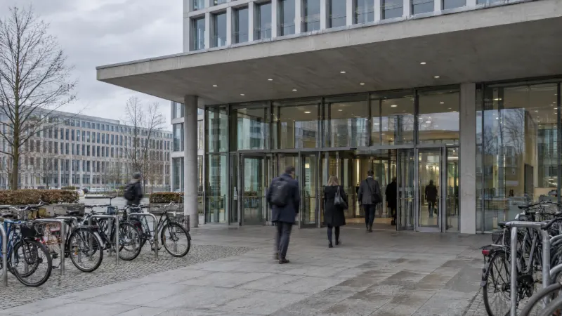 Symbolbild Zulassungsstelle Berlin: Eingang eines Verwaltungsgebäudes mit Fahrradständern
